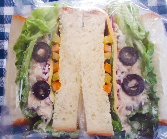 黒とオリーブとツナのサンド　天然酵母パン　沼津