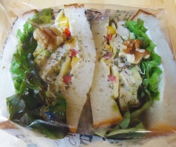 バジルチキンサンド　天然酵母パン　沼津