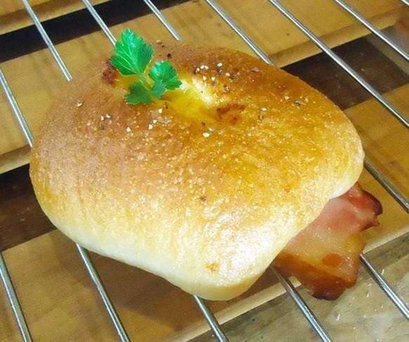 レッドチェダー厚切ベーコン　天然酵母パン　沼津